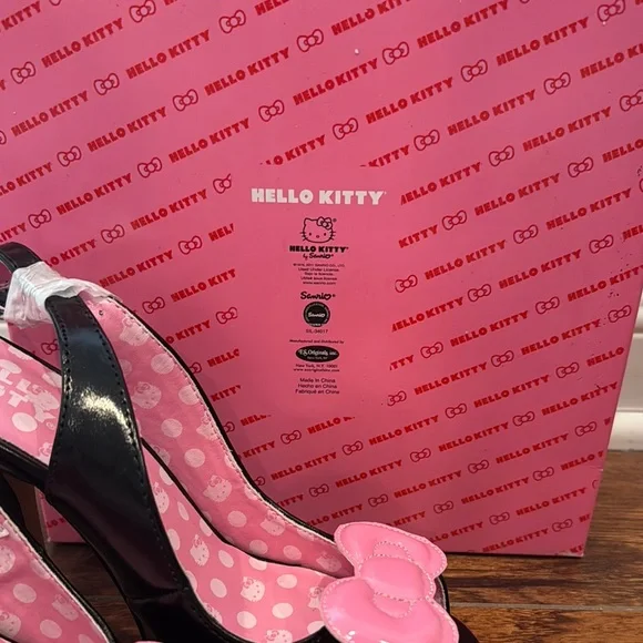 New Hello Kitty Black and Pink Heels Bow, Size 6, Vintage Rare! - Picture 9 of 10